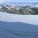 Im Westen fällt der Blick über das breite Gipfelplateau bis zur Bernina am Horizont