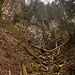 Blick zurück in die Schlucht und auf den wasserlosen Wasserfall. Es sind auch Markierungen sichtbar.