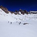 Le col est visible à gauche entre les pointes rocheuses.