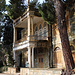TAG 5 (4.3.) - بشري (Bisharrī): <br /><br />In dieser wunderschönen Villa lebt wohl schon länger niemand mehr. Es wäre sicher eine gute Adresse mit viel Renovationsarbeiten als Pensionär – und nebenbei könnte man das ganze Jahr Bergtouren unternehmen und Gäste bewirtschaften.