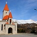 TAG 5 (4.3.) - بشري (Bisharrī): <br /><br />Die Kirche كنيسة القلب المقدس (Kanīsah al Qalb al Muqdas) wurde 1938 fertig gebaut und steht auf einem wunderschönen Aussichtspunkt. Im Hintergrung steht der 2825m hohen قرنة الحبيس (Qurnah al Ḩabīs).