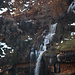 TAG 6 (5.3.) - بشري (Bisharrī): <br /><br />Sicht am Abreisetag von meinem Hotelbalkon im Zoom auf den Wasserfall auf der gegenüber liegenden Seite vom وادي قاديشا (Wādī Qādīshā).