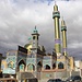 TAG 7 (6.3.): <br /><br />Am Ortseingang von بعلبك (Baʻlabakk) steht der schiitische Schrein von Bint al Ḩussayn (Arabisch مقام خولة بنت الحسين / Maqām Khawlah Bint al Ḩussayn). Khawlah war dir Tochter von Imam Ḩussayn. Sie starb im Jahr 680 als Ḩussayn mit einer Karawane an Baʻlabakk vorbeigezogen war, ob Ḩussayn eine Tochter hatte, ist allerdings nicht überliefert in schriftlichen Aufzeichnungen. Die Moschee zum Grab wurde 1970 gebaut und das ganze Heiligtum 1996 durch finanzielle Unterstützung Irans in seiner heutigen Form fertig gestellt.