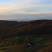 Aussicht von der Sissacher Flue auf die zuvor besuchten Hügel Schwardchöpfli (657m) und Hard (661m).

Am Horizont über der Rheintalebene sind die Vosges (Vogesen) in Frankreich zu sehen.

Foto vom Aussichtsfelsen P.699,4m.