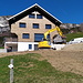 Neubau - mitten im Wanderweg