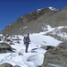 Kalle auf dem langen Schneefeld, im Hintergrund der Gipfel der Kreuzspitze