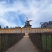 Zahlreiche Bauwerke sind im großzügigen Park verstreut
