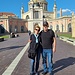 Touristenpaar im Hof des Landtags