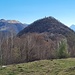 <b>Proprio di fronte all’area picnic un cartello indicatore segnala la via per San Zeno. Scendo in direzione nord-est, su pascoli privi di un evidente sentiero, puntando alla grande sòstra dell’Alpe di Cerano.</b>