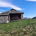<b>Alpe di Cerano (906 m).<br />La grande stalla, realizzata con pietre a secco di Calcare di Moltrasio, è in ottimo stato. In effetti è stata restaurata recentemente grazie al Fondo Europeo Agricolo per lo Sviluppo Rurale (FEASR).</b>