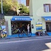 <b>A San Fedele Intelvi il meccanico di biciclette lavora alla grande anche di domenica.</b>
