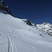 Querung auf dem Vadret Calderas. Die Spuren von oben kommen von Leuten, die von der Tschima da Flix zur Jenatschhütte abfahren.