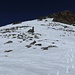Blick vom Skidepot den Gipfelhang hinauf