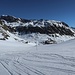 Stangen markieren die Route zur Hütte.