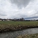 Kanzach-Kanal oder Kanzach, hinten bei der Kirche fließt auch noch ein Arm des Flusses, der hier im Bereich des Ortes in zwei Armen verläuft.