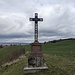 Man ist an einem Wallfahrtsberg unterwegs, da trifft man nicht unerwartet auf allerlei christliche Symbole.