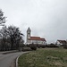 Zum Schluss recht steil der Kirche entgegen. Hier dürfen nur erlauchte Gäste hochfahren, da muss also fast jeder durch.