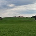 Nach Hareth muss man 100 m auf der Haugsteinstraße (rechts im Bild) laufen, dann geht es gleich links weg. Denn Umweg über Dobling (li nicht im Bild) kann man sich sparen und über einen Wiesenweg nach Asing wandern.
