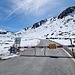 Barriere mit der aperen Passstrasse, die bereits von zahlreichen Gümmelern und Bikern befahren wurde