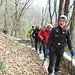 Dapprima seguiamo una stradina cementata che subito si trasforma in sentiero che entra nel bosco.