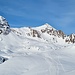 <b>Proseguo spedito fino allo scollinamento. Quest’anno il tracciato della breve discesa è perfetto. Al ritorno potrà essere risalito senza dover ripellare. <br />Primo sguardo alla cima che desidero raggiungere.</b>