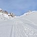 <b>Proseguo in direzione ovest guidato dalle tracce impresse nei giorni scorsi dagli sciatori e dai racchettisti. Il sole riscalda, ora si sta bene, anche perché il vento in questa zona è debole.</b>