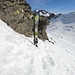 <b>Alle dieci pervengo al punto chiave della salita, la “Schlüsselstelle”, dove la pendenza raggiunge il 48%. Visto che la neve è portante anche senza sci, decido di depositare gli attrezzi e di continuare a piedi per gli ultimi 40 minuti di salita, con circa 700 m lineari da percorrere. </b>