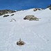 <b>Superato un rilievo roccioso, il percorso spiana e attraversa un altopiano leggermente inclinato. </b>