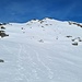 <b>È una zona molto suggestiva, rivolta a sud, che in estate presenta degli affioramenti di roccia con profonde spaccature. </b>