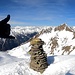 <b>Dopo tre ore e mezza dalla partenza arrivo alla meta: un promontorio caratterizzato da due ometti di pietre. Il toponimo Le Pipe (2667 m) è per me inspiegabile. Non trovo nessun collegamento, né per la forma del terreno né per una corrispondenza plausibile con l’oggetto utilizzato per fumare il tabacco.</b>