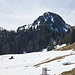 Blick zurück beim Aufstieg zur Bergbeiz Adlerhost. Kurze Zeit später konnte ich am hier sichtbaren Ostgrat zwei Wanderer im Aufstieg am Horizont erkennen.