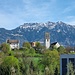 Der historische Kirchhügel von Bendern vor den Drei Schwestern 