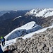 Dalla vetta, la cresta percorsa con i cucuzzoli da superare e le cornici sul versante N