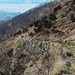 il muro di contenimento per farvi passare il sentiero, opere di un tempo dove probabilmente vi passavano con gli animali e più comodamente, ora è ridotto ad uno stretto sentiero