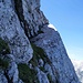 Aufstiegsgelände Felsrampe im Vordergrund die Stelle I/UIAA