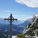 Gipfelkreuz Mittlere Arnspitze<br />Im Hintergrund die Arnplattenspitze, Hohe Munde und Stubaier Alpen