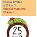 <b>La velocità massima consentita è di 25 km/h (in teoria...).</b>