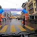 <b>Alle 11:20 entro in Piazza Grande a Locarno. Anche questa piazza, almeno finora, è molto meno frequentata rispetto all’anno scorso. Devo comunque accompagnare la bici e fare slalom fra i ciclisti, i rimorchi per biciclette, i passeggini, i visitatori, i vasi con le palme e i gazebo. Qui c’è di tutto: concorsi, promozioni, ruote della fortuna, gadget, assaggi, panini, polenta, gelati …</b>
