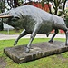 <b>Remo Rossi, Toro, 1976.<br />Dal 5 al 16 ottobre 1925 si svolse a Locarno una conferenza di pace tra la Germania, la Francia, il Belgio, l'Inghilterra, l'Italia, la Polonia e la Cecoslovacchia. Lo «spirito di Locarno» caratterizzò un periodo di speranza e di collaborazione in Europa. Il percorso della pace ricorda lo storico evento. I giardini sono dedicati a Giovan Battista Rusca che fu sindaco di Locarno nel 1925 e che accolse i diplomatici europei. Nel 1975, in occasione del 50° anniversario della conferenza, l'artista Remo Rossi donò alla città di Locarno la scultura «Toro».</b>