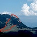  Im Hintergrund der Felsklotz des Brünnsteins (1619 m).<br />Links der Aufstiegsweg, rechts der Abstieg über den Steig