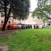 <b>Alle 9:17 arrivo alla Piazza della Foca o Piazza del Governo, ancora quasi deserta. Alcune persone lavorano per preparare i gazebo pieghevoli destinati alle animazioni previste. </b>