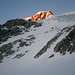 Die ersten scheuen Sonnenstrahlen beleuchten den Galenstock (3586m) über dem Gletscherbalkon.
