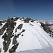 Einige steigen auch mit Ski bis zum Gipfel auf.