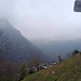 Salutate le simpatiche persone conosciute a Piaggia, eccoci riprendere alle 13.20 il sentiero di ritorno, che è quello più breve e diretto che sale da Scareno (1 h circa di discesa). Intanto il sole del mattino è scomparso e le nuvole si stanno addensando, annunciando l’arrivo del brutto tempo.