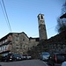 La strada che sale a Scareno dal fondovalle termina proprio qui e non ci sono troppe possibilità di parcheggio; se i pochi posti presenti sono occupati, come è successo a noi, si parcheggia lungo la strada (non troppo larga).