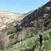 Dopo Biogna, il sentiero compie un lungo traverso in zone aperte dirigendosi verso il fondo della Valle Intrasca, proprio sotto il Passo Folungo, rappresentato dalla evidente depressione visibile in alto, dove di solito si passa per salire al Monte Zeda raggiungendo prima il Bivacco Pian Vadà.