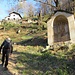 Subito dietro la chiesa inizia una ripida mulattiera che porta nel bosco.