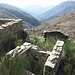 Dai ruderi di Corte Bavarione bella vista su tutta la Valle Intrasca, con le baite di Scogno sotto di noi. Ora inizieremo la discesa sul versante di destra, opposto a quello che abbiamo percorso in salita.