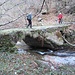 Dopo le baite di Sassello, il sentiero inizia una moderata discesa fino ad incrociare un torrente che viene superato dal caratteristico Punt d’la Gula, il cui pilone centrale è costituito da un masso.