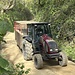 typische Touristen-Transporte per Traktor. Wenigstens gibt es getrennte Wege für Traktoren und Fussgänger ...